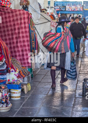 Cusco, Peru - 18. Mai 2016: Frau mit den bunten Schal auf der Rückseite auf der Straße von Cusco. Lateinamerika. Stockfoto