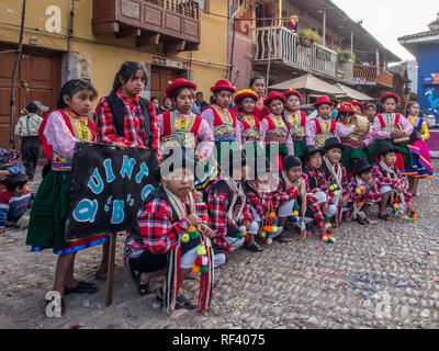 Pisac, Peru - 19. Mai 2016: Kinder in bunten, folkloristische Kostüme auf dem Markt von Pisac Stockfoto