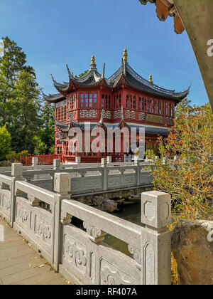 September 2018 - Brugelette, Belgien: der teepavillon im traditionellen roten Farbe mit blauer Dachbalken in der Chinesische Garten im Zoo Pairi Daiza Stockfoto