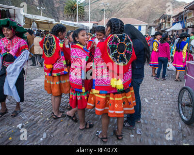 Pisac, Peru - 19. Mai 2016: Kinder in bunten Trachten in der Pisac Markt. Lateinamerika. Stockfoto