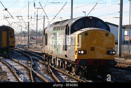 Klasse 158 dmu im Norden Livree, West Coast Main Line und Klasse 37 diesel-elektrische Lokomotive der Ankunft in Carnforth aus der WCML. Stockfoto