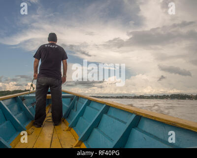 Paumari, Brasilien - 07. Dezember 2017: traditionelle, indische Boot und schöne Aussicht mit der Reflexion in der Lagune von Amazonas Dschungel. während des Sonnenuntergangs. Lat. Stockfoto