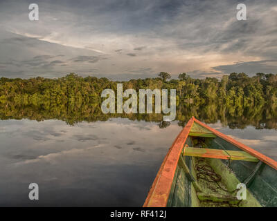 Paumari, Brasilien - 07. Dezember 2017: traditionelle, indische Boot und schöne Aussicht mit der Reflexion in der Lagune von Amazonas Dschungel. Lateinamerika Stockfoto