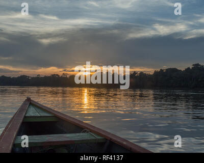 Paumari, Brasilien - 07. Dezember 2017: traditionelle, indische Boot und schöne Aussicht mit der Reflexion in der Lagune von Amazonas Dschungel. während des Sonnenuntergangs. Lat. Stockfoto