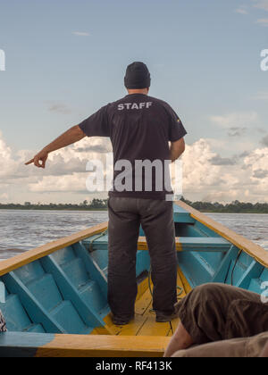 Paumari, Brasilien - 07. Dezember 2017: traditionelle, indische Boot und schöne Aussicht mit der Reflexion in der Lagune von Amazonas Dschungel. während des Sonnenuntergangs. Lat. Stockfoto