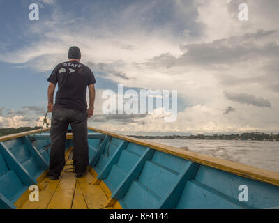 Paumari, Brasilien - 07. Dezember 2017: traditionelle, indische Boot und schöne Aussicht mit der Reflexion in der Lagune von Amazonas Dschungel. während des Sonnenuntergangs. Lat. Stockfoto