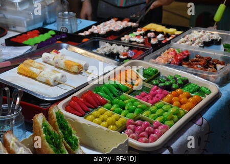 Essen Vielzahl auf dem Nachtmarkt Thongsala Koh Phangan Stockfoto