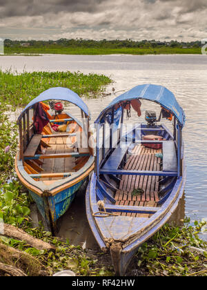 Santa Rosa, Peru - 11. Mai 2016: Traditionelle, indische Boote am Ufer des Flusses Stockfoto