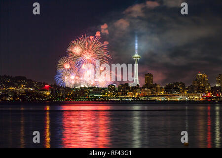 Lake Union 4. Juli Feuerwerk und die Seattle Skyline, wie über von der Elliott Bay bei Seacrest Park in West Seattle, WA, USA Stockfoto