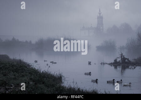 Mittelalterliche Stadt am Fluss von Ponte de Lima, im Norden von Portugal, in einer nebligen Twilight Stockfoto