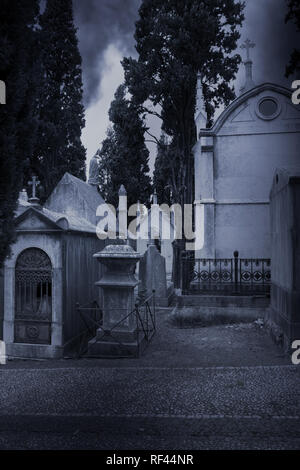 Spooky Halloween europäischen Friedhof mit dunklen Wolken Stockfoto