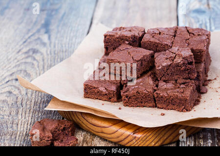 Stücke von Chocolate Brownie auf rustikalen Holzbrett, Nahaufnahme, selektiven Fokus Stockfoto