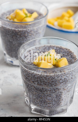 Mango Chia pudding Mandelmilch in Gläsern, gesundes Frühstück essen, leckere Nachspeise oder Zwischenmahlzeit Stockfoto