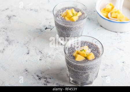 Mango Chia pudding Mandelmilch in Gläsern, gesundes Frühstück essen, leckere Nachspeise oder Zwischenmahlzeit Stockfoto