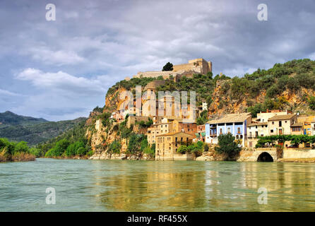 Castell de Miravet am Fluss Ebro in Katalonien, Spanien Stockfoto