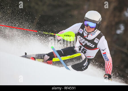 Zagreb, Kroatien - Januar 6, 2019: Elias Kolega aus Kroatien konkurriert während des Audi FIS Alpine Ski World Cup Mens Slalom, Snow Queen Trophy 2019 in Stockfoto