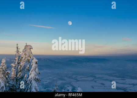 Majestic winter Szene, Mond über die verschneite Landschaft Stockfoto