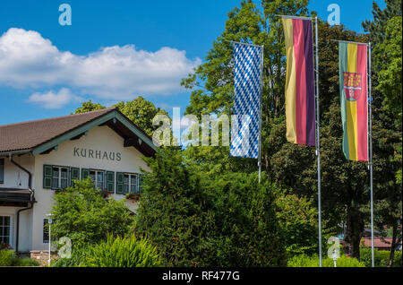 Die Kurhouse in Ruhpolding mit den Flaggen von Bayern und Deutschland fliegen, Ruhpolding, Oberbayern, Deutschland, Europa Stockfoto