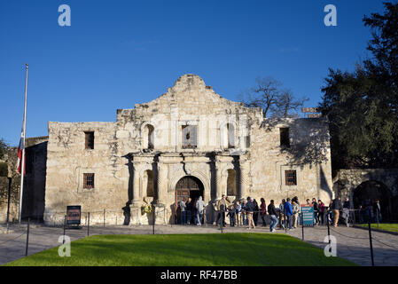 Touristen die Alamo Mission in San Antonio, Texas, USA gemeinhin als Alamo. Stockfoto