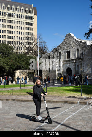 Touristen die Alamo Mission in San Antonio, Texas, USA gemeinhin als Alamo. Stockfoto