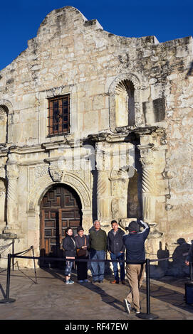 Touristen die Alamo Mission in San Antonio, Texas, USA gemeinhin als Alamo. Stockfoto