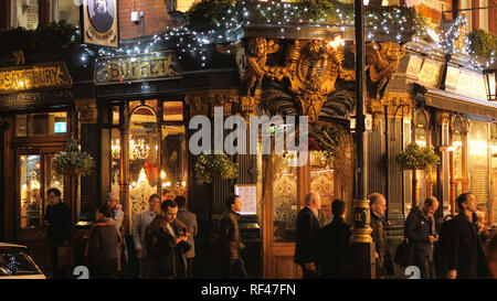 Wunderschöne Salisbury Pub in London bei Nacht - LONDON/ENGLAND - Dezember 15, 2018 Stockfoto