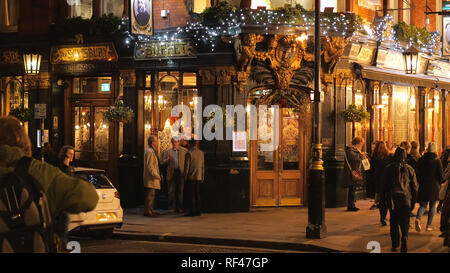 Wunderschöne Salisbury Pub in London bei Nacht - LONDON/ENGLAND - Dezember 15, 2018 Stockfoto