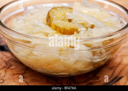 Traditionelle organische Rohstoffe und fermentierte Sauerkraut mit eingelegten Persischen Gurken in klaren Glasschale Stockfoto