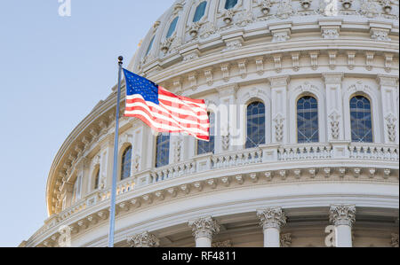 Nahaufnahme der uns Captiol Gebäude Rundbau, in Washington, D.C. mit der amerikanischen Flagge im Wind und einem strahlend blauen Himmel. Stockfoto