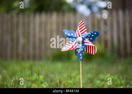 Eine Nahaufnahme bokeh Foto von einem Windrad mit der amerikanischen Flagge Sterne und Streifen Muster. Stockfoto