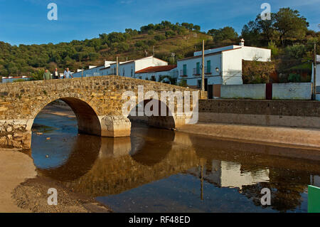 Römische Brücke über den Fluss Galindon. San Nicolas del Puerto. Sierra Norte Naturpark. Sevilla Provinz. Region Andalusien. Spanien. Europa Stockfoto