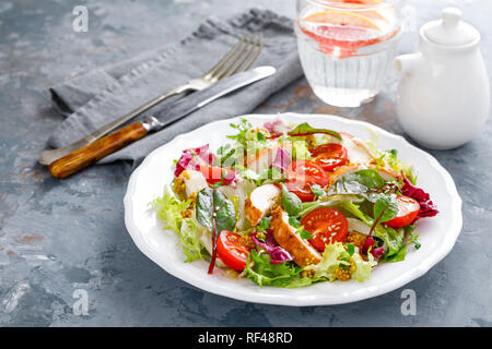 Frisches Gemüse Salat mit gegrilltem Hähnchenfleisch Stockfoto