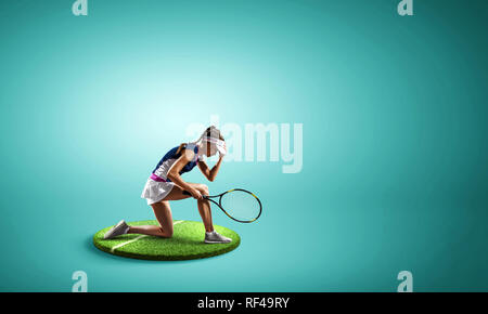 Frau tennis player auf Sockel vor blauem Hintergrund. Mixed Media Stockfoto