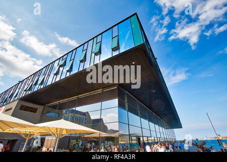 Kopenhagen, Dänemark - 2 August, 2018: Modernes Gebäude der Königlichen Theater in der Altstadt mit Blick auf berühmte Kopenhagen Waterfront Stockfoto