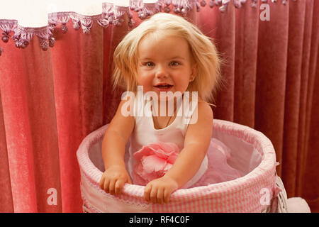 In Ihrem eigenen Stil. Friseursalon für Kinder. Kleines Mädchen mit langen Frisur. Kleines Kind tragen natürliche Frisur. Adorable Kind mit blonden Haaren. Funky style Schönheit Stockfoto