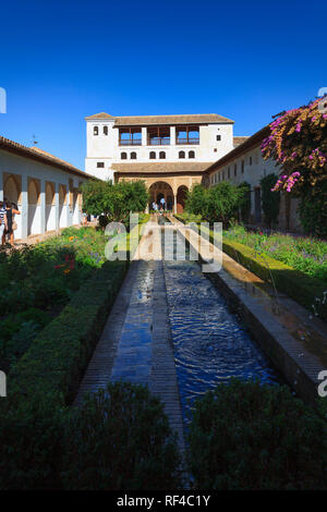 Patio de la Acequia, der Palacio de Generalife, La Alhambra, Granada, Spanien Stockfoto