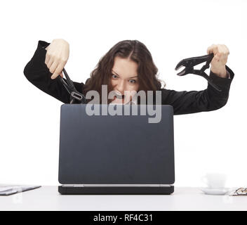 Junge Geschäftsfrau smashing einen Laptop. isoliert auf Weiss. Stockfoto