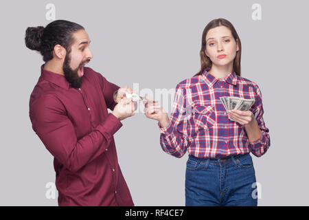 Portrait von Reichen schwere Frau mit Fan von Geld, mit Staunen oder hungrigen Mann überrascht. stehen und an der Kamera wie ein Chef. indoor Stud Stockfoto