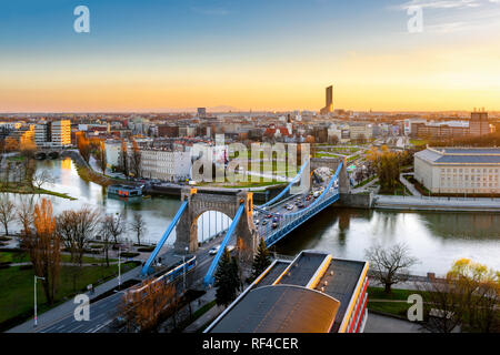 Draufsicht auf Grunwaldzki Brücke über die Oder und Sky Tower während des Sonnenuntergangs. Breslau, Schlesien, Polen Stockfoto