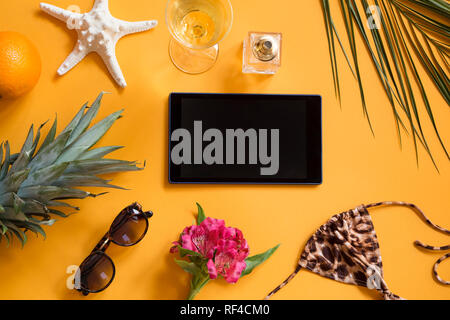 Sommer Hintergrund mit einem schwarzen Tablet Stockfoto