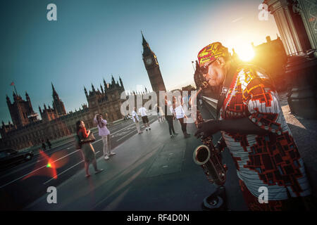 Saxophonist auf der Straße. Berühmte London touristische Lage. Big Ben und Westminster. Stockfoto