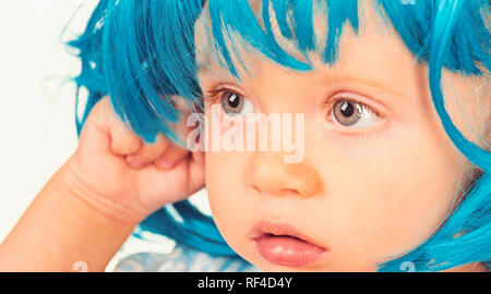 Funky Schönheit. Kleines Kind tragen blaue Perücke Haar. Kleine Zicklein in ausgefallenen Perücke Frisur. Adorable kleine Kind in Fashion Perücke. Cute Baby mit langen blauen Haare. Schönheit aussehen Frisur für Cosplay party Stockfoto