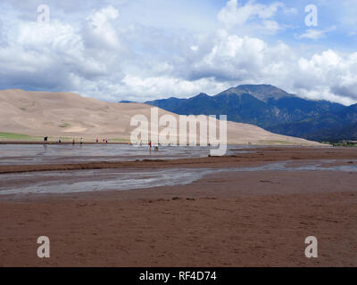 Die Menschen genießen die "Strand" an der Great Sand Dunes National Park, CO, USA Stockfoto