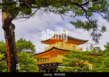 Japan, Kyoto, Zen-buddhistischen Tempel Kinkaku-Ji (Tempel des goldenen Pavillons), AKA Rokuon-Ji (Hirsch-Garten-Tempel) Stockfoto