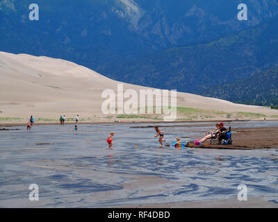 Die Menschen genießen die "Strand" an der Great Sand Dunes National Park, CO, USA Stockfoto