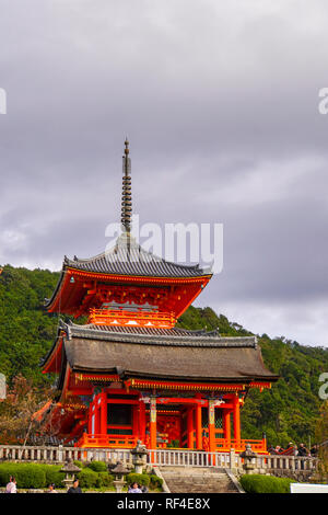 Kiyomizu-dera, offiziell Otowa-san Kiyomizu-dera, ist eine unabhängige buddhistische Tempel in Kyoto, Japan Stockfoto