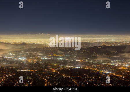 Nacht Nebel Luftaufnahme der städtischen Downtown Los Angeles Skyline in Südkalifornien. Stockfoto