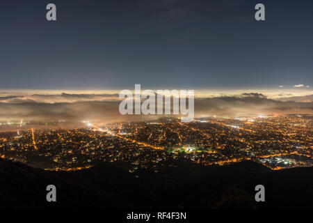 Nacht Nebel Ansicht von Pasadena und Los Angeles von Peak in der San Gabriel Mountains. Stockfoto