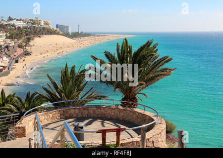 Luftbild vom schönen Strand und Leuchtturm aus der Sicht in Morro Jable, Fuerteventura, Kanarische Inseln, Spanien Stockfoto