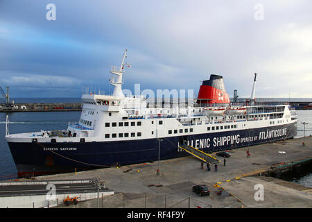 PONTA Delgada, Azoren, Portugal - 29. SEPTEMBER 2015: Fähre in den Hafen von Ponta Delgada, Sao Miguel Island Stockfoto